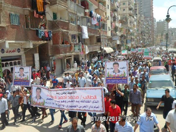 الآلاف يشيعون شهيد الاسكندرية بمجزرة الفجر