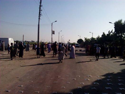 فلاحون يقطعون الطريق الزراعي بالمنيا بسبب أسعار الأسمدة