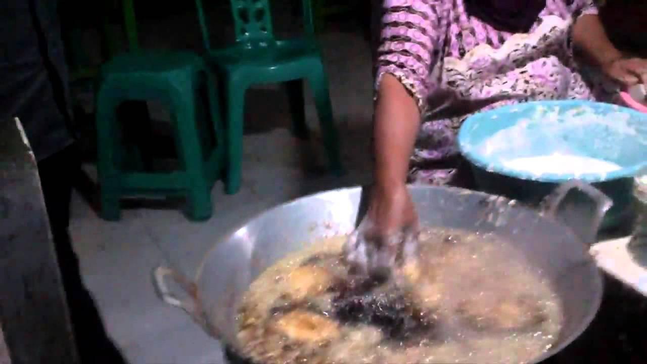 بالفيديو.. امرأة تضع يدها في الزيت المغلي دون أن تتأثر