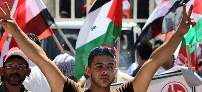 قوات الاحتلال تصيب عشرات المتظاهرين في الضفة الغربية بالرصاص الحي