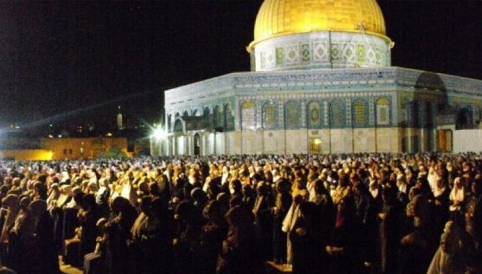 800 فلسطيني يغادرون غزة لإحياء “ليلة القدر” في المسجد الأقصى