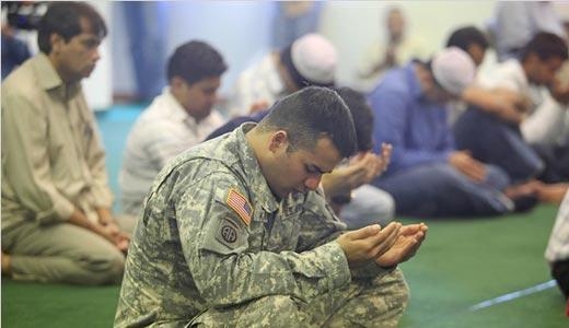 “وورلد تريبيون”: إدارة “أوباما” تشجع انتشار المسلمين بالجيش