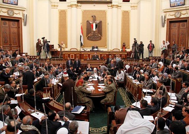 قانونيون وسياسيون يرحبون بعودة المنحل سياسيا.. وكأن ثورة لم تقم