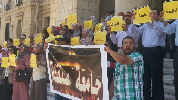 وقفة لأعضاء هيئة تدريس جامعة القاهرة تضامنا مع المعتقلين