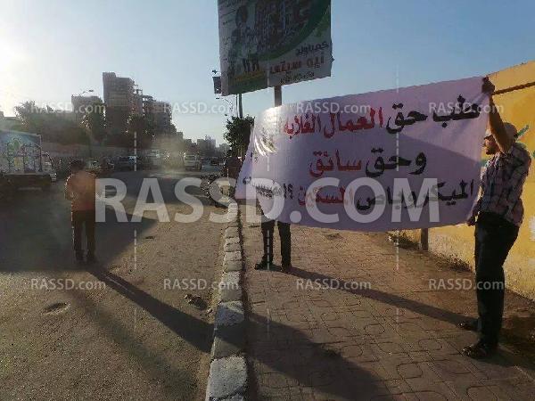 سلسلة بشرية لـ”عمال ضد الانقلاب” بالزقازيق