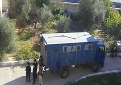 إطلاق “غاز سام” على معتقليين بعربة ترحيلات في “أسوان”