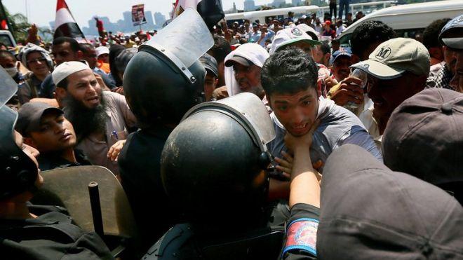 بريطانيا تلغي شحنات عسكرية لمصر خوفا على المتظاهرين