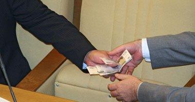 ضبط عدد من مسؤلي الطرق والكباري أثناء تقاضي رشوة