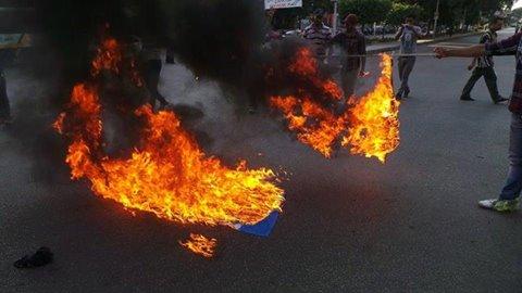 “شباب ضد الانقلاب” يحرقون علم الاحتلال بـ”مدينة نصر”