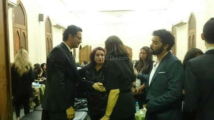 بالصور.. خالد أبو النجا يتلقى العزاء في شقيقته