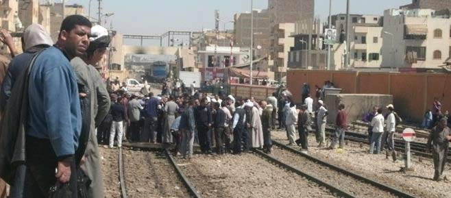 قطع السكة الحديد بـ “ميت الخولي” احتجاجا على عدم صرف التموين