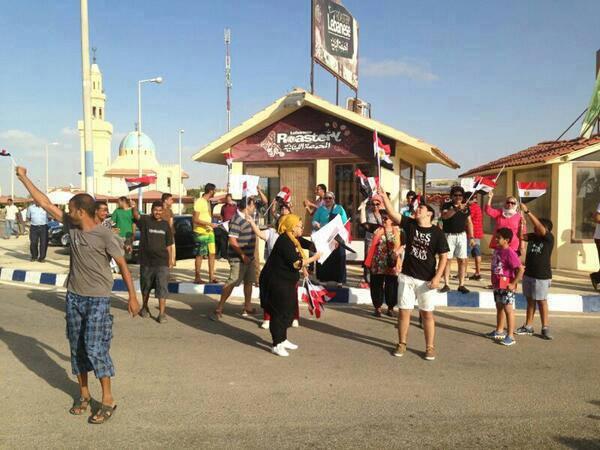 العشرات يتظاهرون بـ «مارينا» تأييداً للسيسي