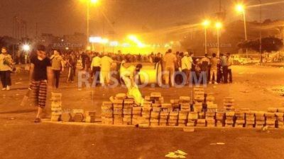 متظاهرو رابعة يتراجعون بالمتاريس تجنبا للاشتباك مع الأمن