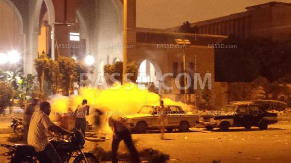 متظاهرو رابعة يشعلون النيران لتخفيف حدة الغاز