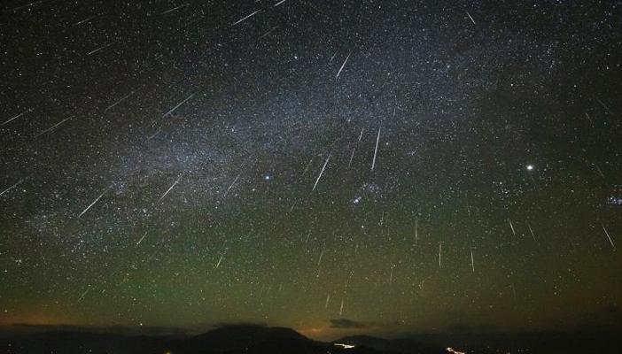 الفلك: سماء القاهرة تشهد زخات شهب مساء الثلاثاء