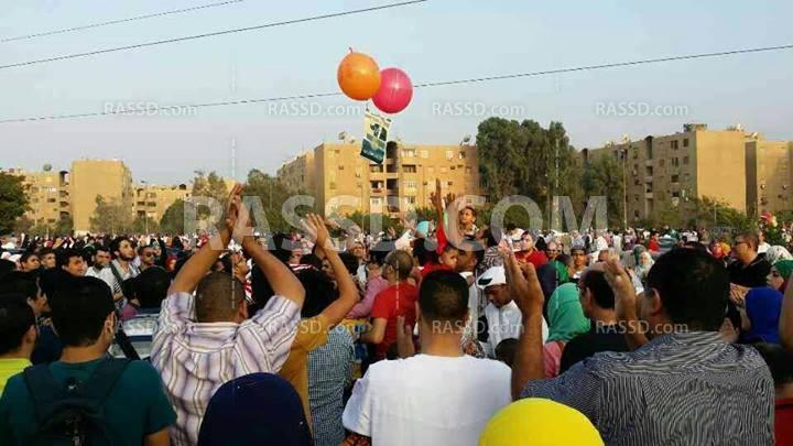 بالونات تحمل صور “مرسي” بصلاة عيد مدينة نصر
