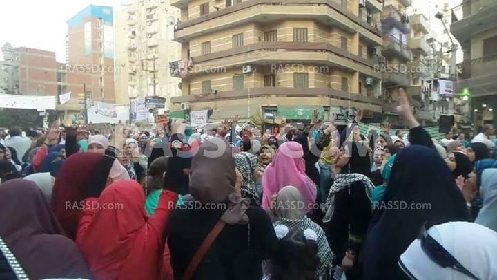 “حورية المنصورة” تندد بالانقلاب بمسيرة عقب صلاة العيد