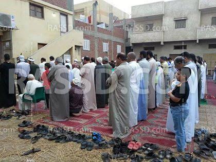 أهالي المنازلة بدمياط يتحدون قوات الانقلاب ويصلون في الخلاء