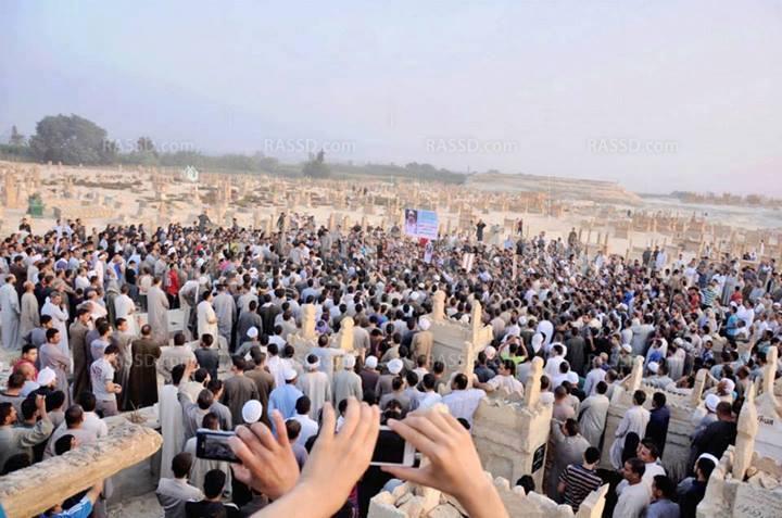 بالصور..الآلاف يشيعون جنازة شهيد بنى سويف فجر اليوم