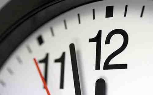 بدء العمل بالتوقيت الصيفي منتصف ليل اليوم