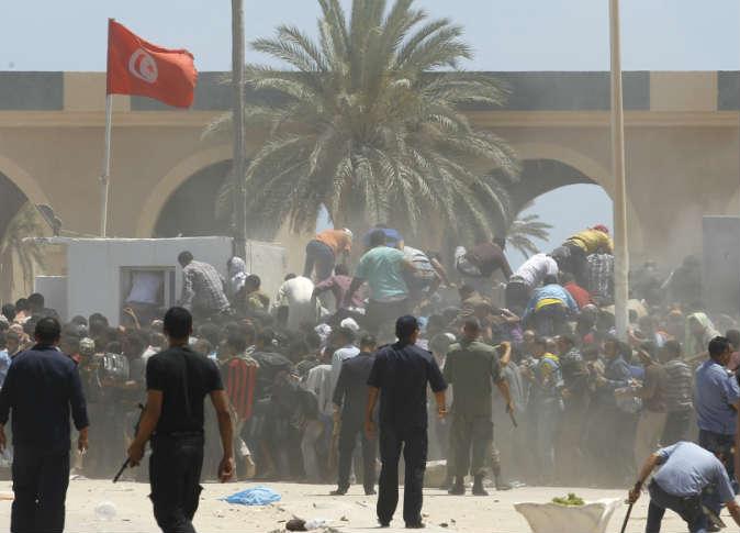 فيديو|الأمن التونسي يطلق قنابل غاز لمنع المصريين بليبيا من الدخول