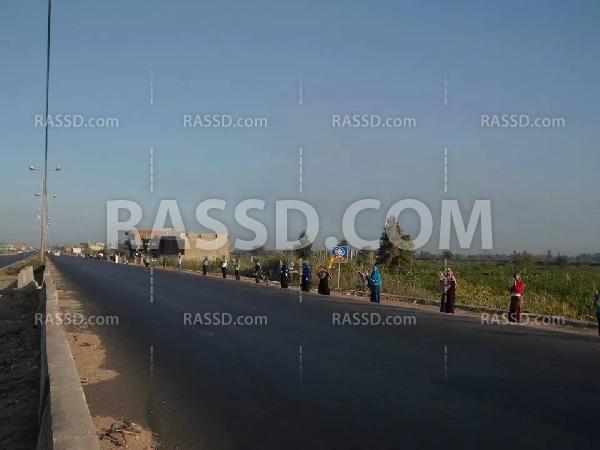 سلسة بشرية لثوار “أبو حمص” تنديدًا بحكم العسكر