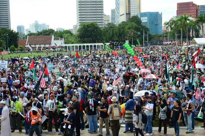 صور | تظاهرة في العاصمة الماليزية “كوالالمبور” دعمًا لـ”غزة”