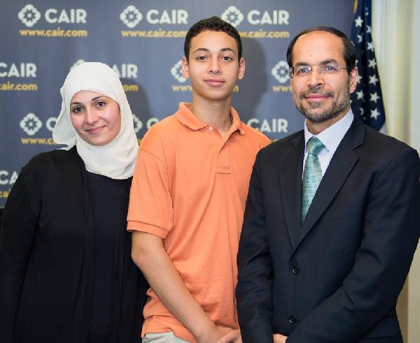 صبي فلسطيني بمجلس العلاقات الإسلامية الأميركية بعد تعذيبه