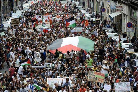 تظاهرة في “فرنسا” تضامنًا مع الشعب الفلسطيني