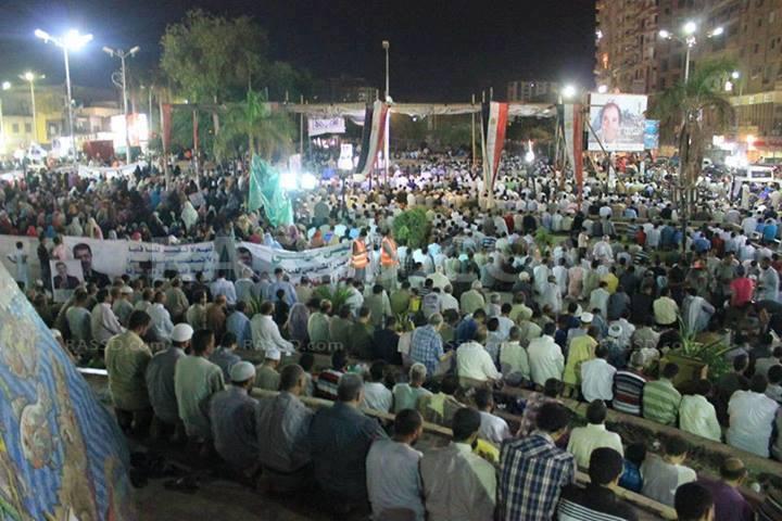 عشرات الآلاف من مؤيدي الشرعية يؤدون صلاة التراويح بسوهاج