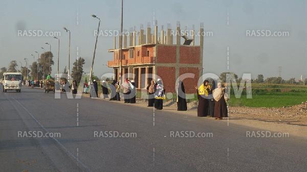 سلسلة بشرية في “العدوة” مسقط رأس “مرسي” بالشرقية
