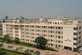 اعتصام إداريي جامعة الزقازيق للمطالبة بصرف الحوافز