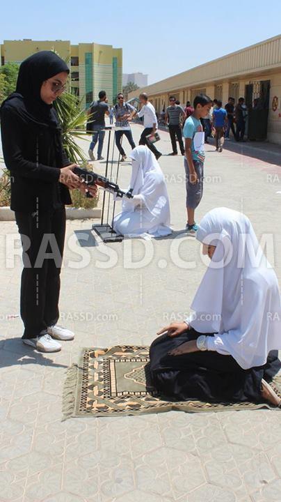 وقفة تمثيليلة لطالبات العاشر من رمضان تنديدًا بحكم العسكر