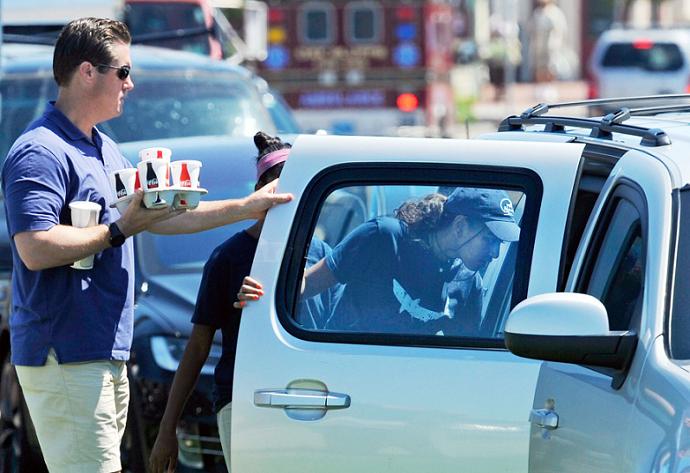 بالصور.. ابنة الرئيس الأميركي أوباما تعمل بمطعم يملكه لبناني الأصل