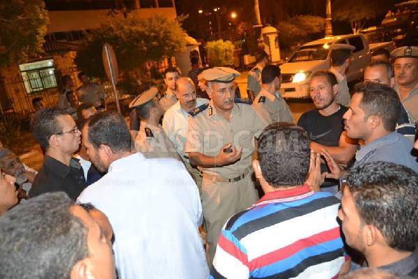 مساعد مدير أمن الوادي الجديد يهدد المتظاهرين بعد قطع الطريق