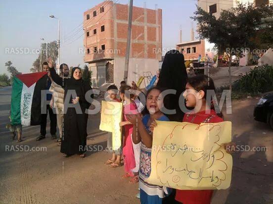 سلسلة بشرية بـ”المسلمية” بالشرقية تضامنا مع غزة