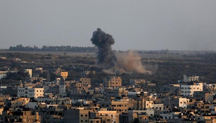 الإحتلال الإسرائيلي يشن غارة على موقع عسكري تابع لـ”حماس” وسط غزة