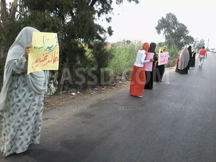 سلسلة بشرية لشباب ضد الانقلاب بدمياط