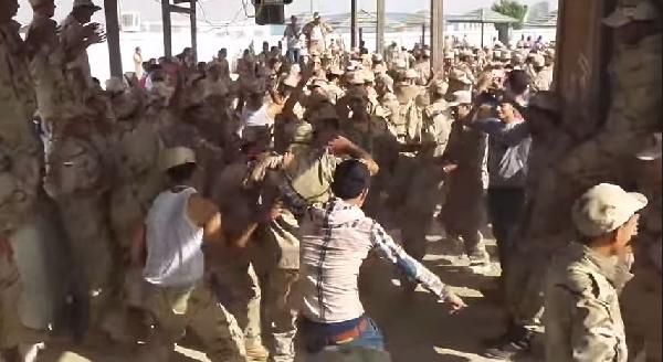 فيديو | جنود مصريون يرقصون جماعيًا على الأغاني بحضور القادة