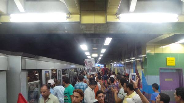 شباب ضد الانقلاب يحتشدون بمحطة الدقي