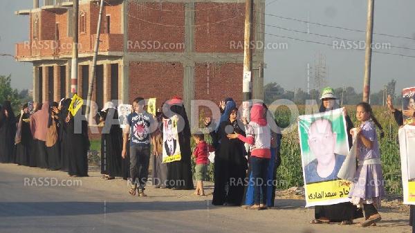 سلسلة بشرية في “العدوة” مسقط رأس “مرسي” بالشرقية