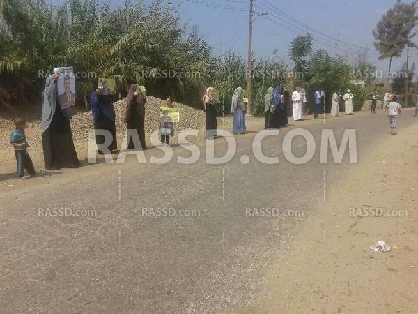 سلسلة بشرية لرافضي الانقلاب بالدقهلية