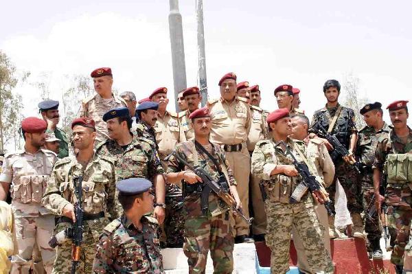 الجيش اليمني يقبض على أحد المتهمين في حادثة قتل الـ14 جنديًا