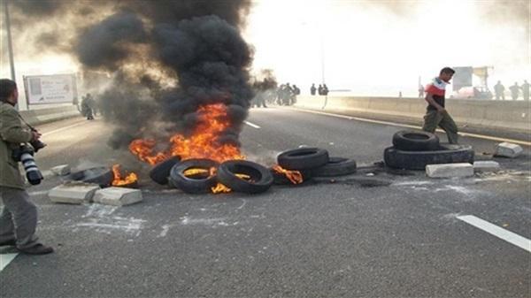 متظاهرون يقطعون الطريق الدائري بالمعادي وكرداسة