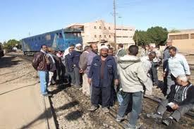 الأهالي يقطعون خط قطارات السويس والإسماعيلية