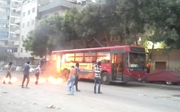 مجهولون يضرمون النار بأتوبيس نقل عام بعين شمس