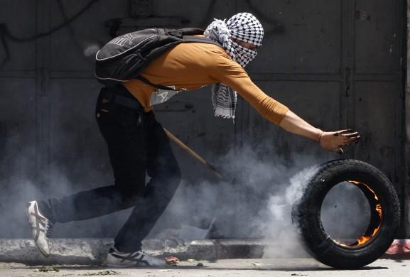 عاجل | محتجون يضرمون النار بقسم “المطرية”