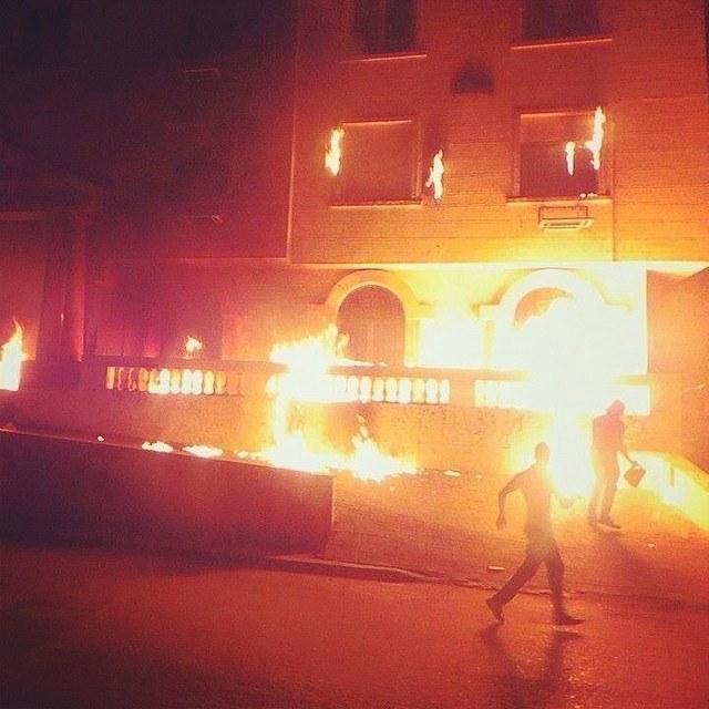 ثوار غاضبون يضرمون النيران بحي المعادي فجرًا