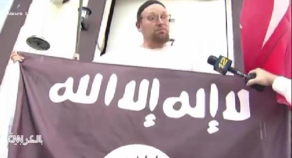 فيديو|أمريكي يرفع علم “داعش” أمام منزله بـ”أريزونا”