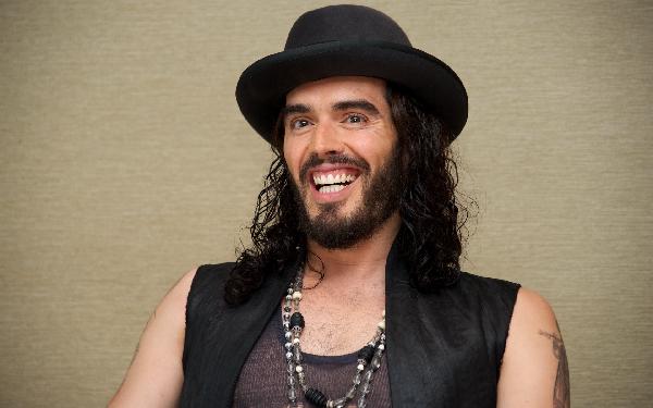 الممثل الإنجليزي”راسل براند”يدعو إلى مقاطعة الكيان الصهيوني